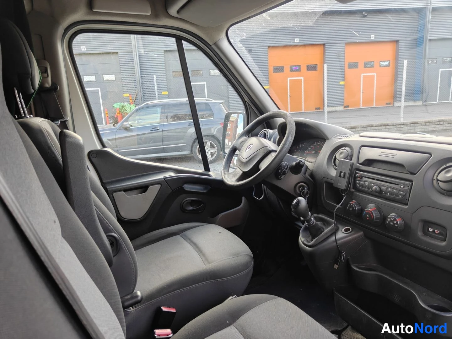 Valkoinen Renault Master 2012, ohjaamo, kuva 10