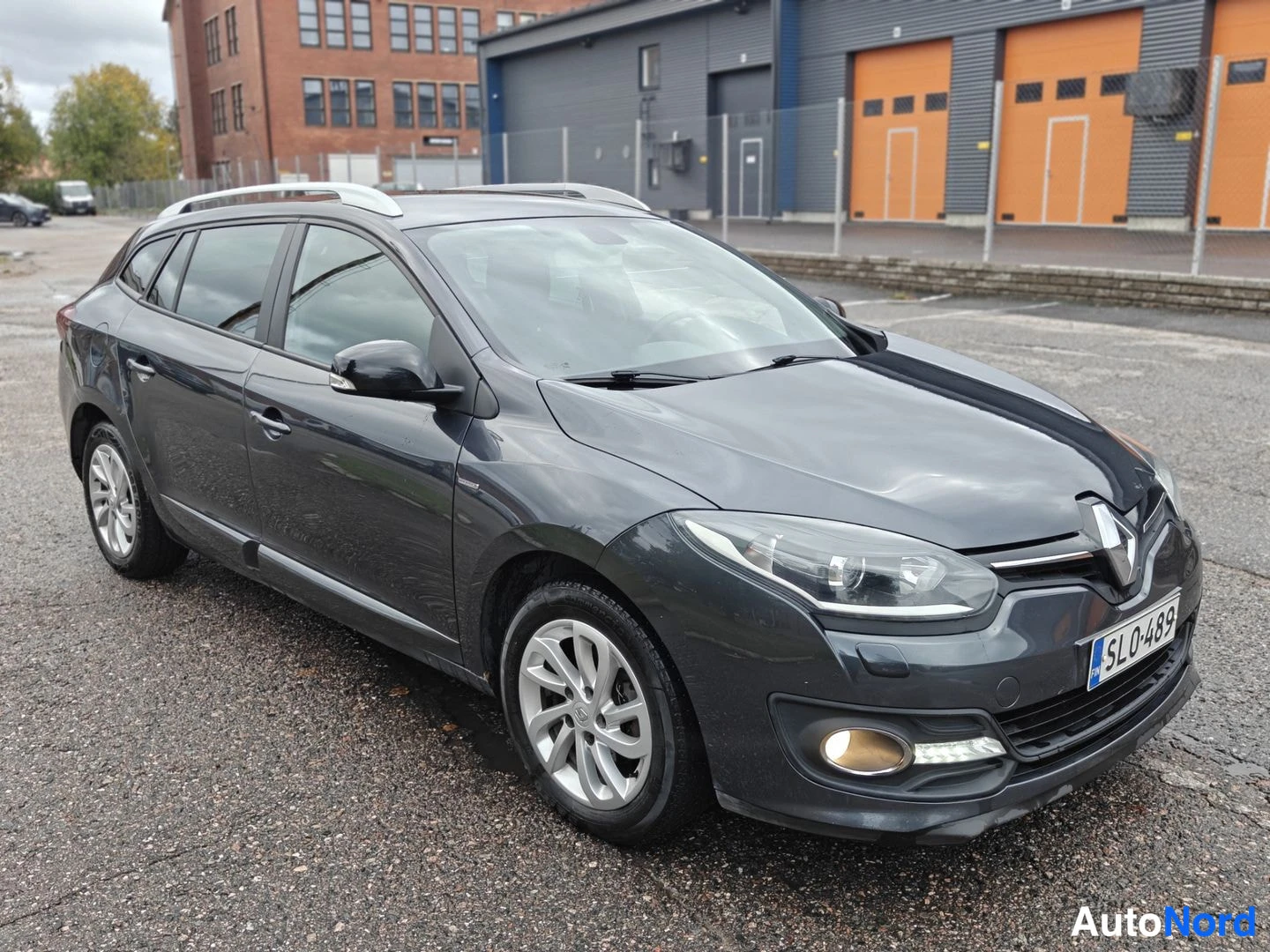 Harmaa Renault Megane 2015, etuviisto, keula oikealle, kuva 3