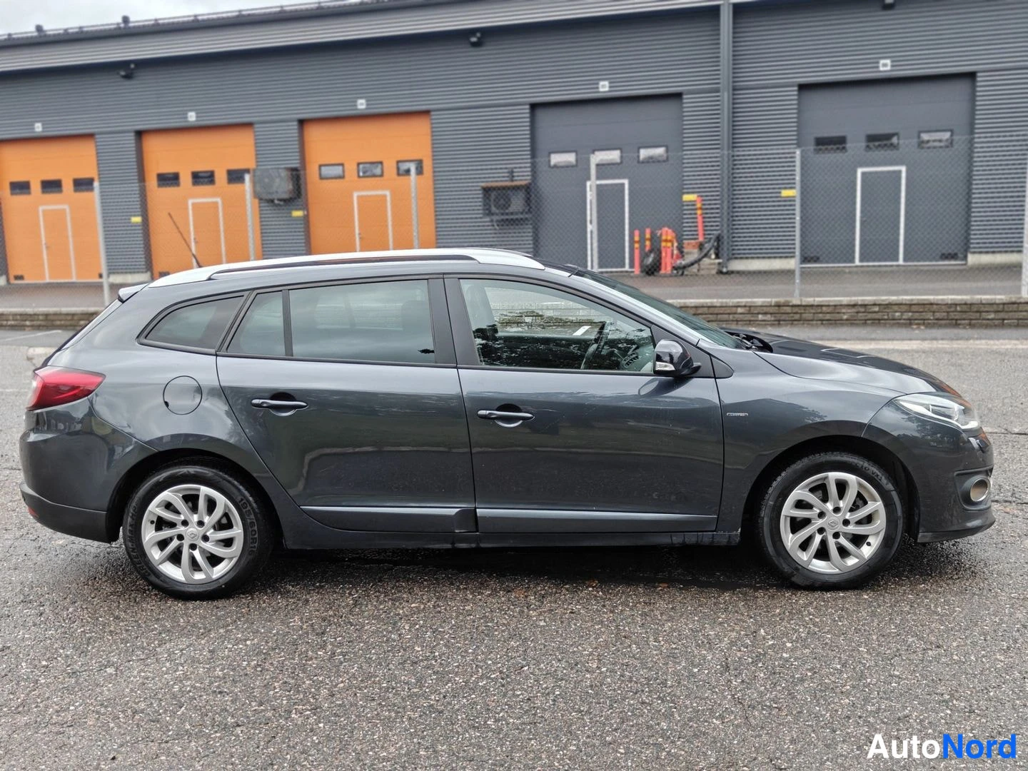 Harmaa Renault Megane 2015, etuviisto, keula oikealle, kuva 2