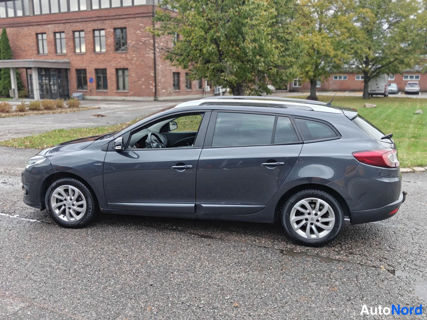 Harmaa Renault Megane 2015, takaviisto, kuva 7