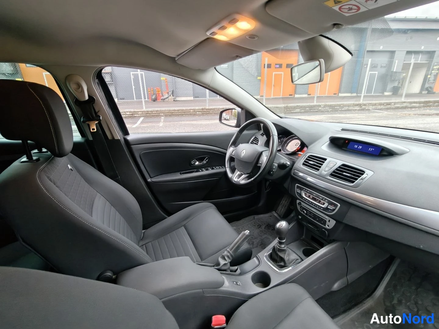 Harmaa Renault Megane 2015, ohjaamo, kuva 8