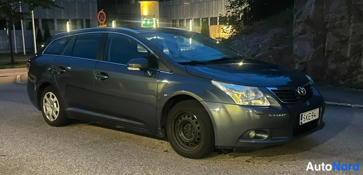 Harmaa Toyota Avensis 2010, etuviisto, keula oikealle, kuva 2