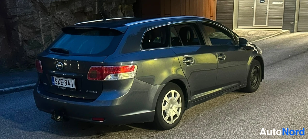 Harmaa Toyota Avensis 2010, takaviisto, kuva 3