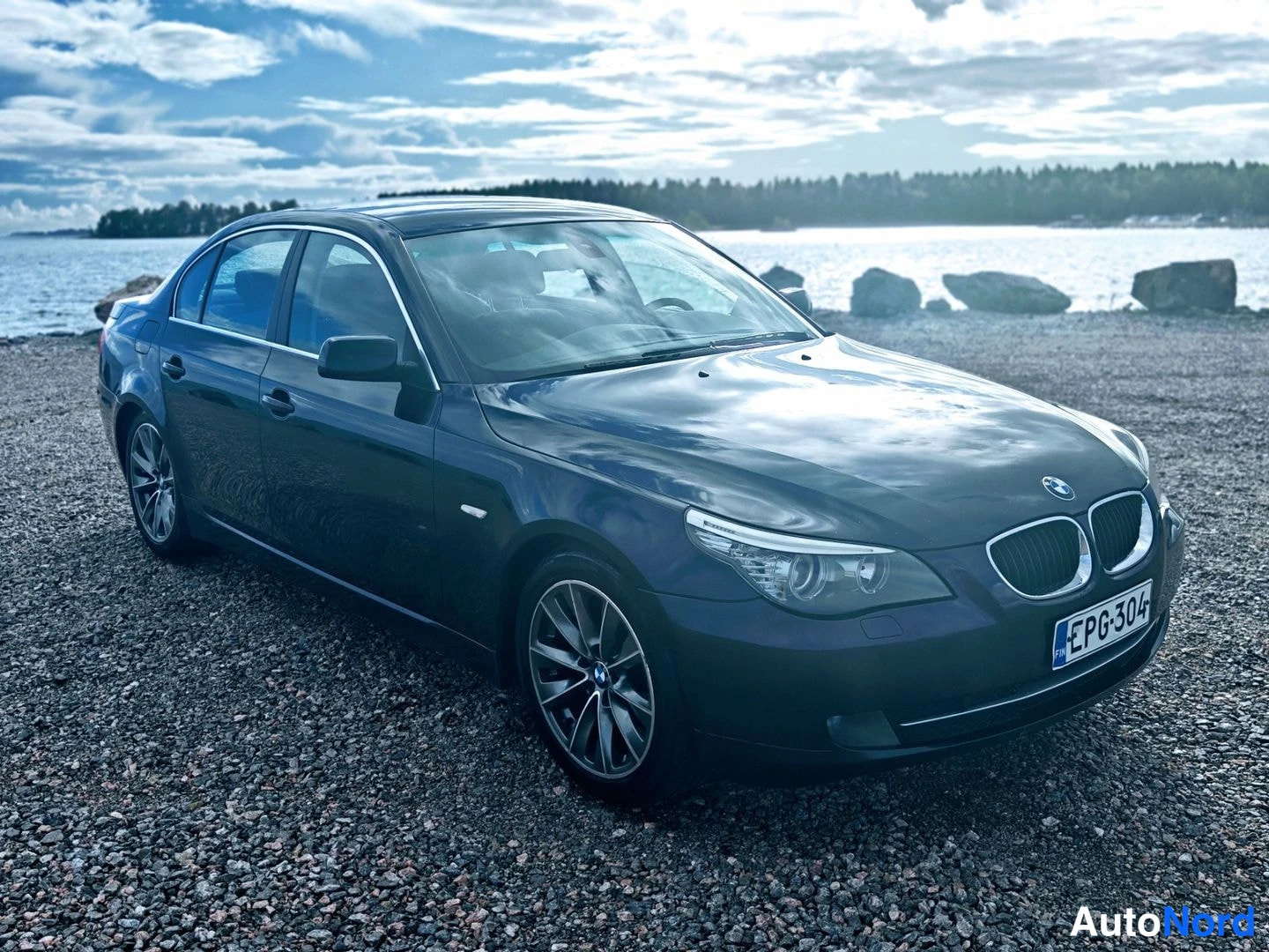 Blue BMW 520i 2008, front three-quarter, nose to the right, photo 2