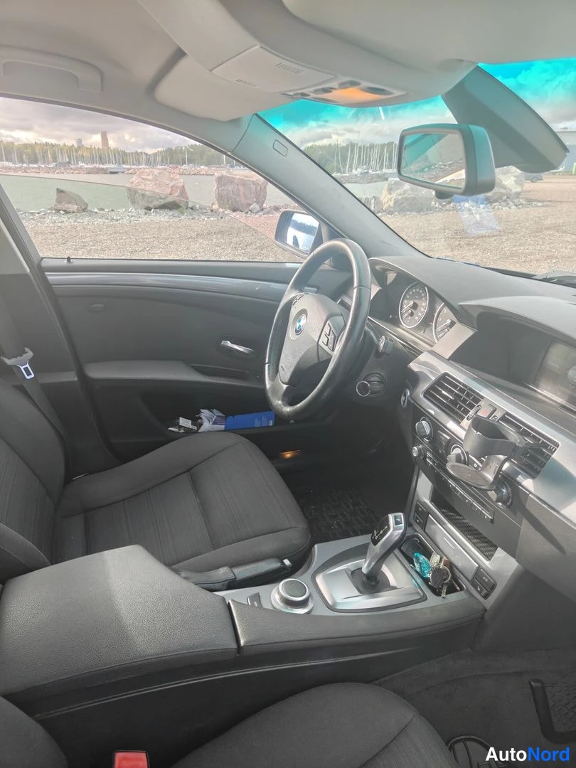 Blue BMW 520i 2008, cockpit, photo 8