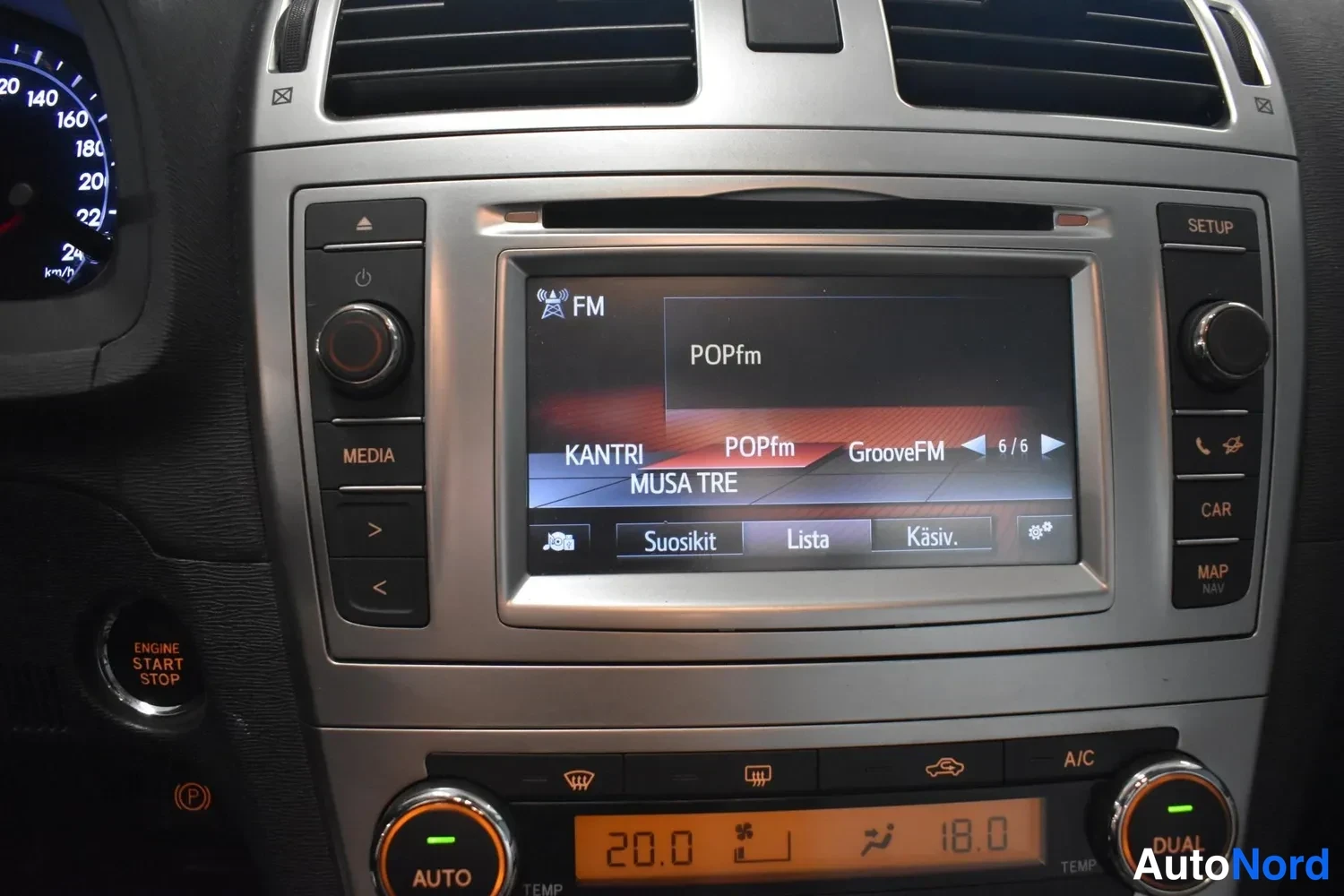 Red Toyota Avensis 2014, detail, photo 9