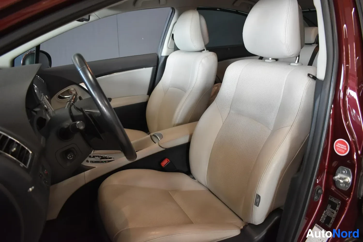Red Toyota Avensis 2014, front seats, photo 5