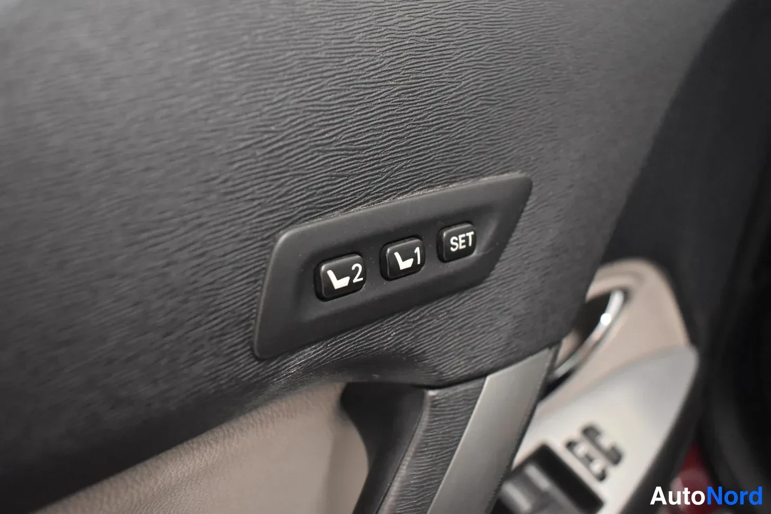 Red Toyota Avensis 2014, detail, photo 6