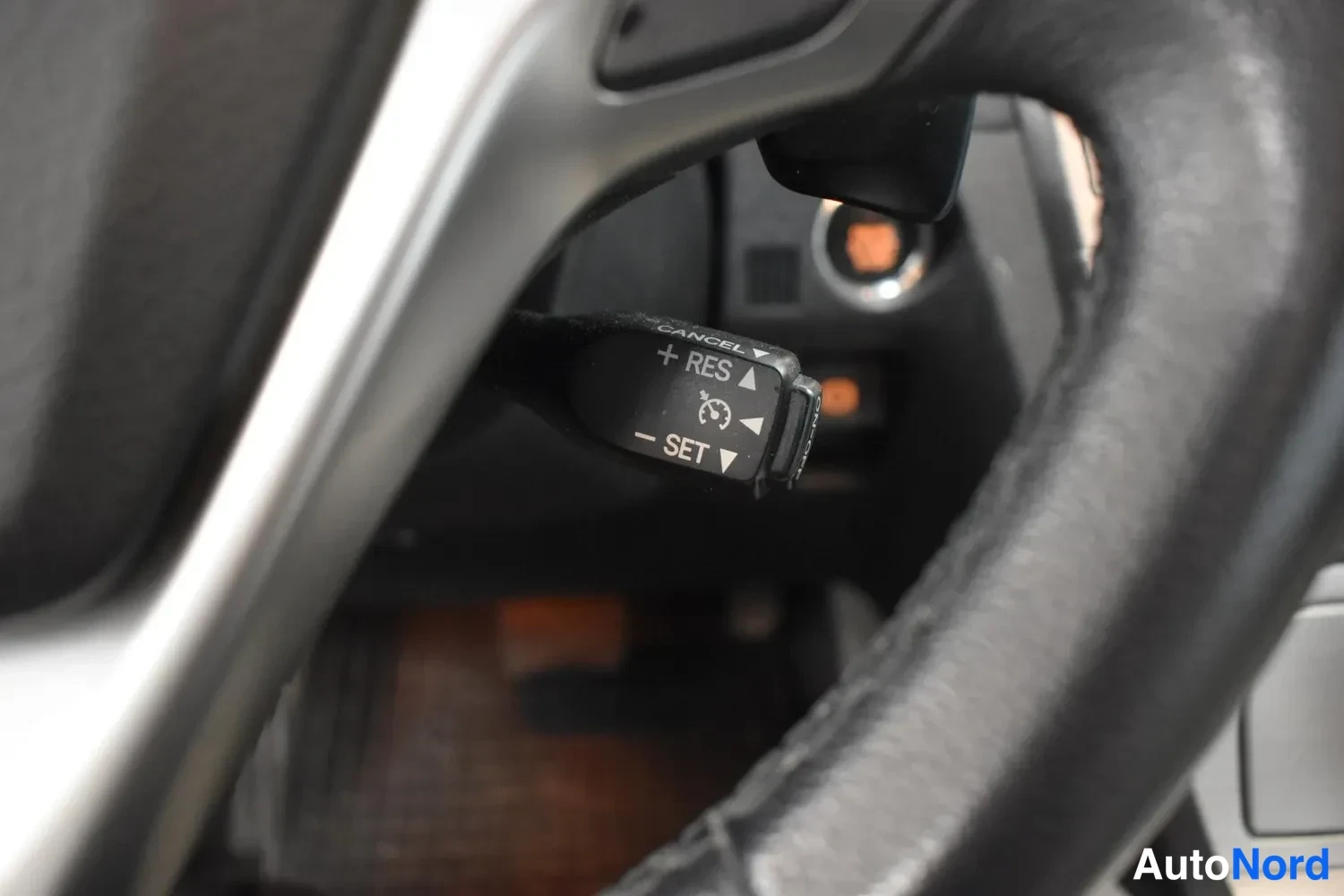 Red Toyota Avensis 2014, detail, photo 8