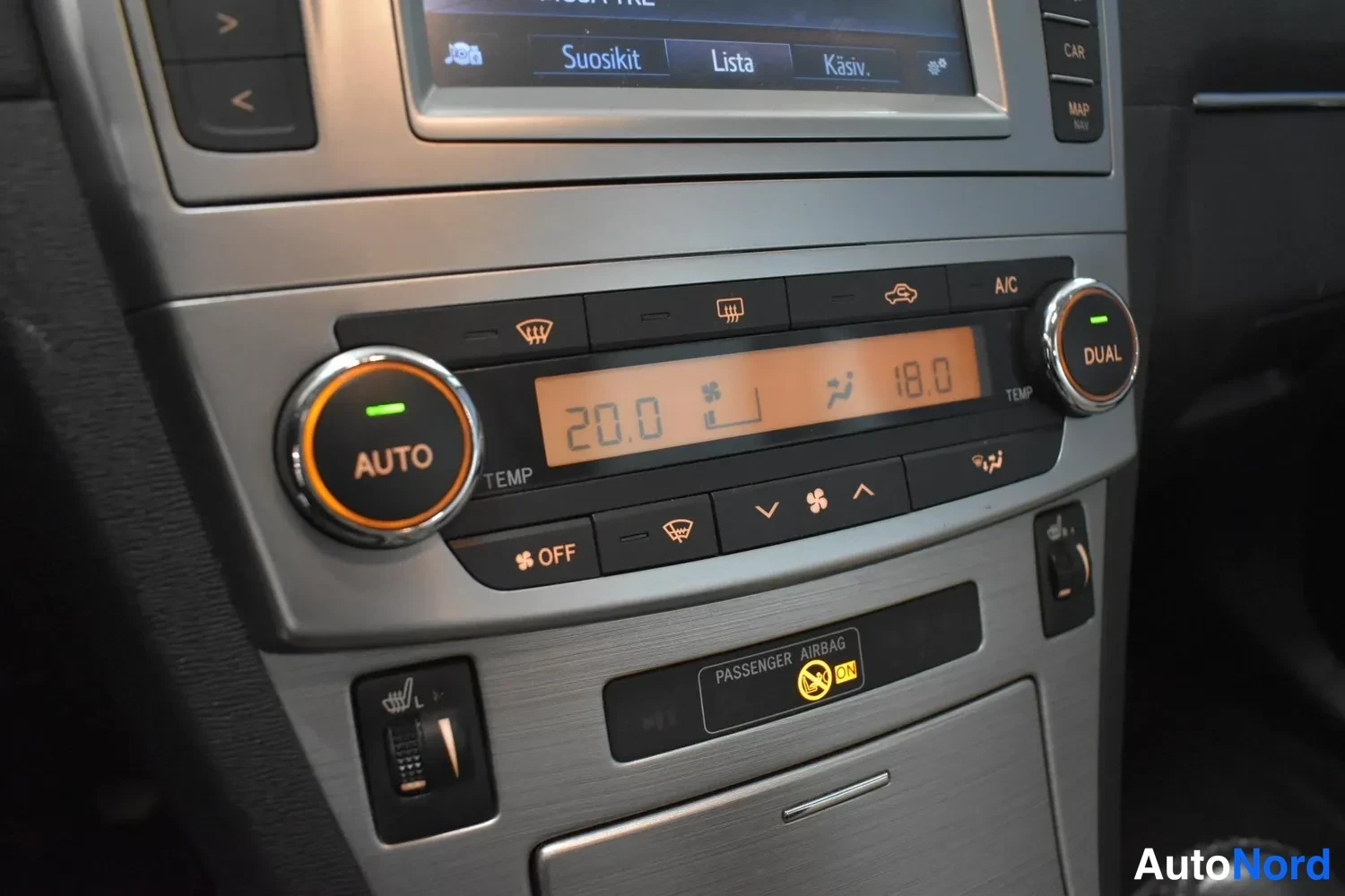 Red Toyota Avensis 2014, detail, photo 10