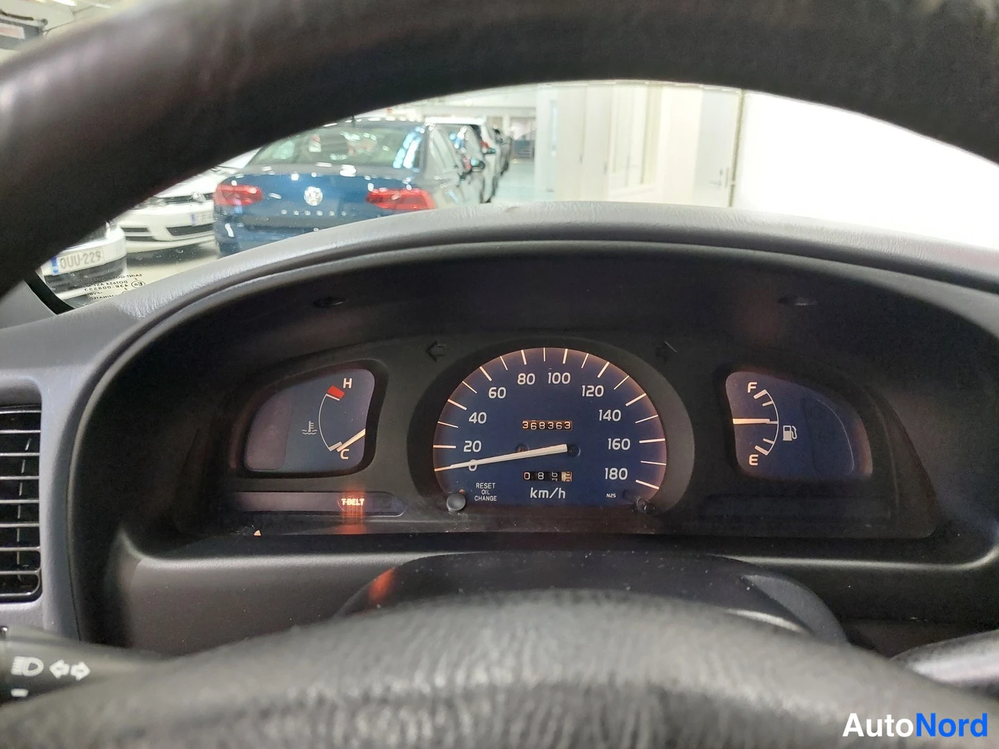 Keltainen Toyota Hilux 2004, ohjaamo, kuva 19