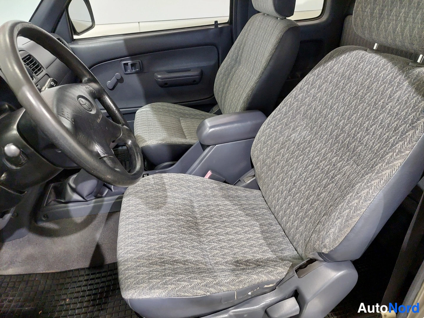 Keltainen Toyota Hilux 2004, etuistuimet, kuva 25