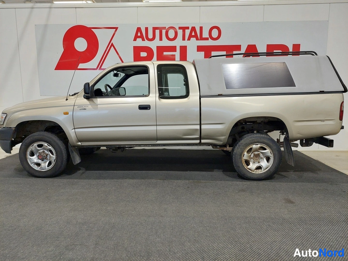 Keltainen Toyota Hilux 2004, sivulta, kuva 7