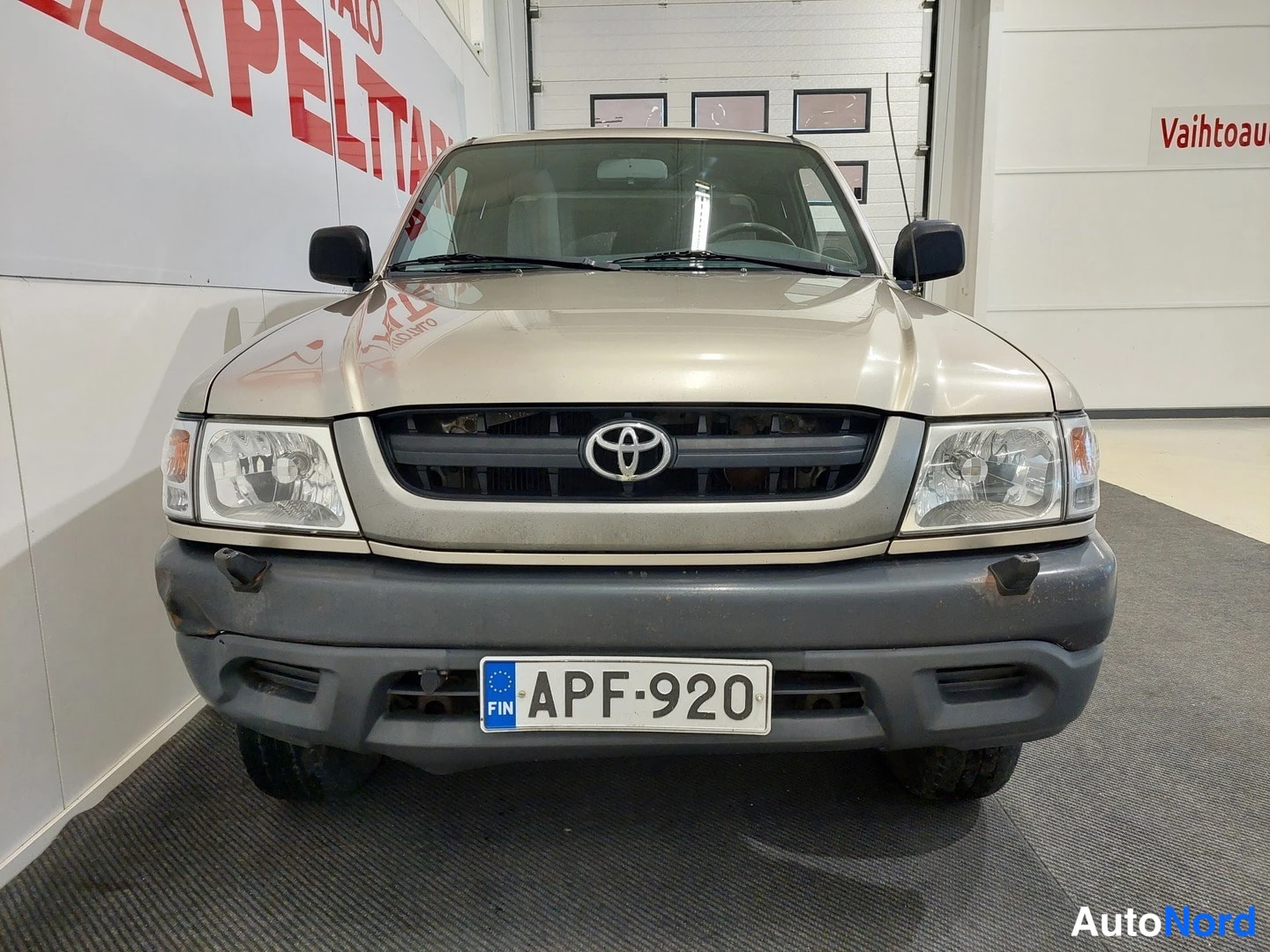 Keltainen Toyota Hilux 2004, edestä, kuva 5