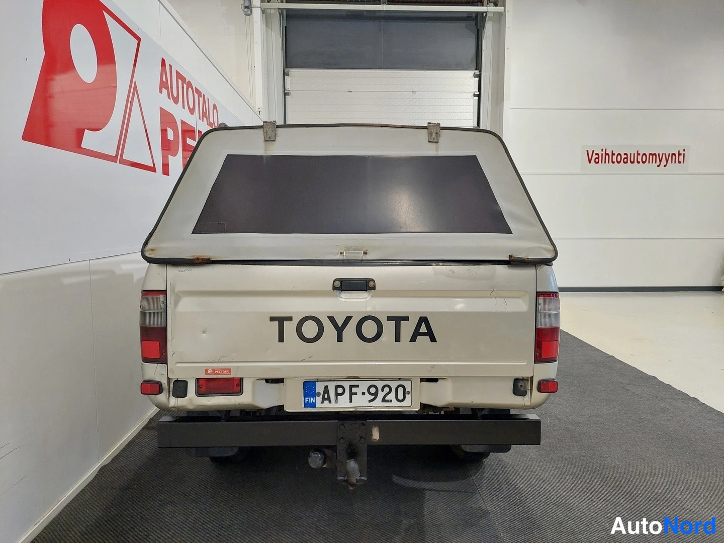 Keltainen Toyota Hilux 2004, takaa, kuva 15