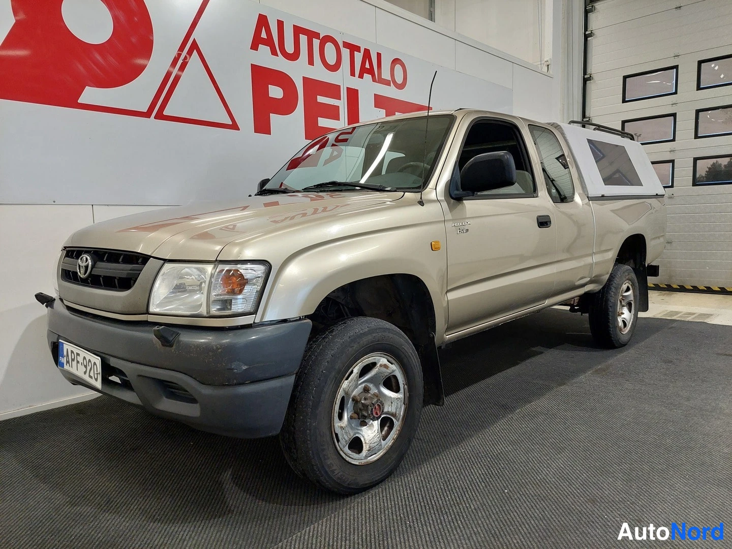 Keltainen Toyota Hilux 2004, etuviisto, keula vasemmalle, kuva 2
