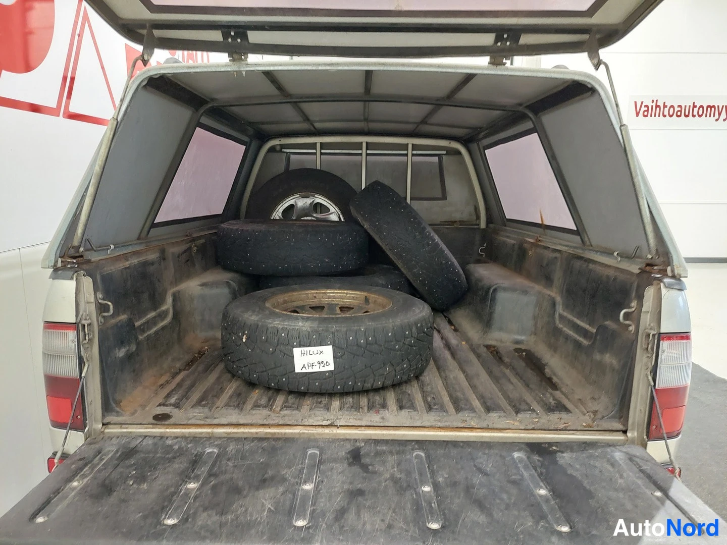 Keltainen Toyota Hilux 2004, tavaratila, kuva 30
