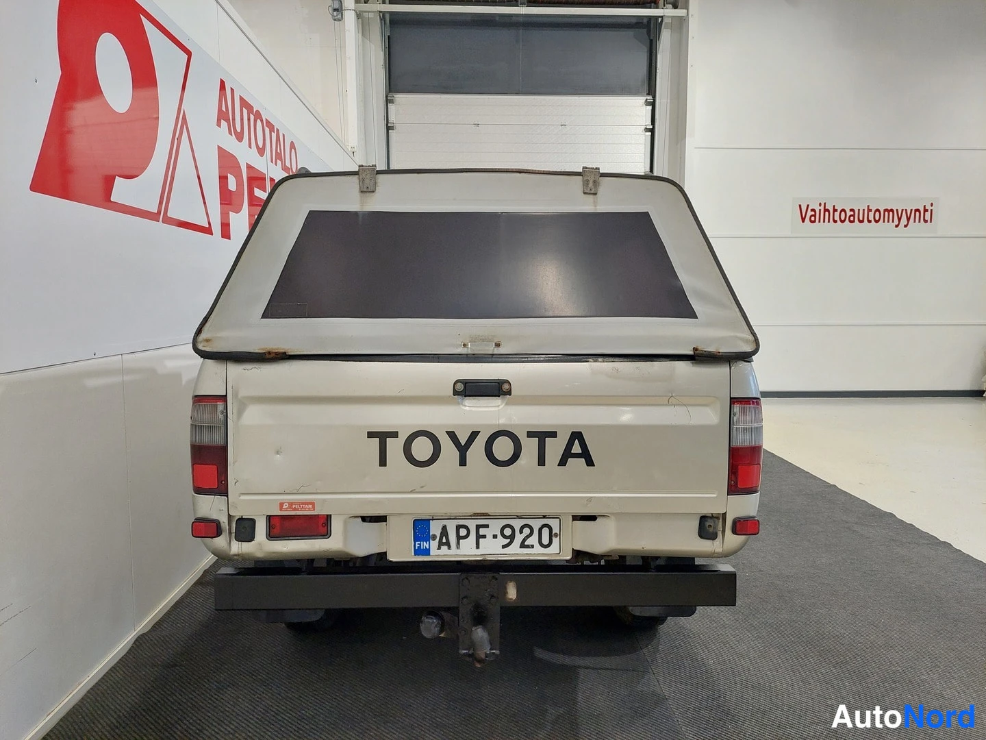 Keltainen Toyota Hilux 2004, takaa, kuva 16