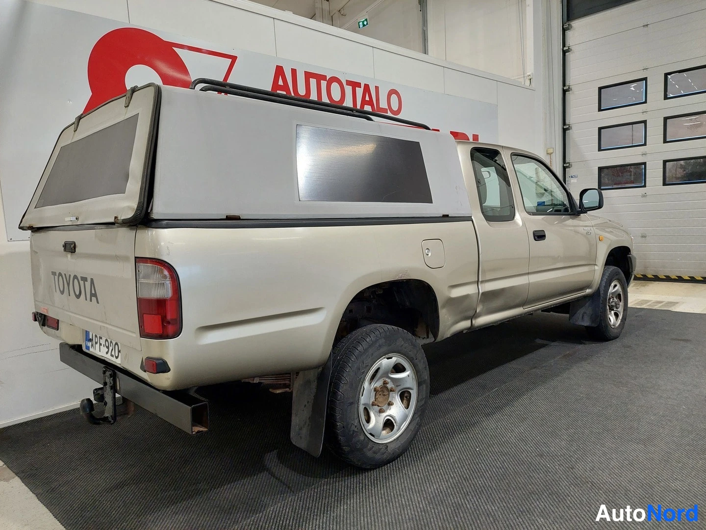 Keltainen Toyota Hilux 2004, takaviisto, kuva 12