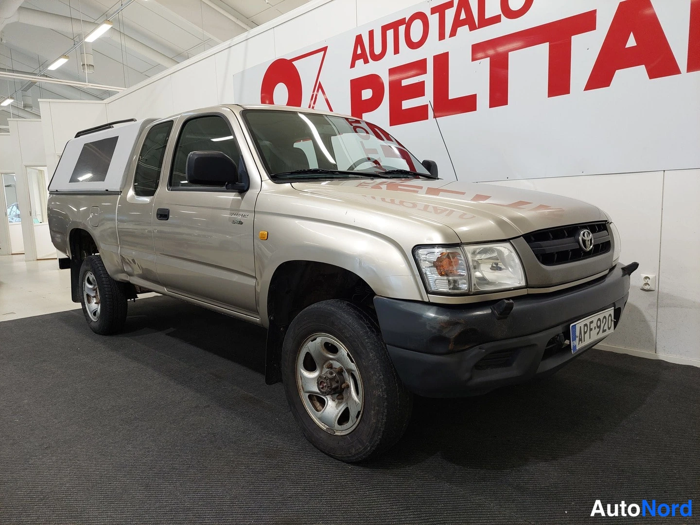 Keltainen Toyota Hilux 2004, etuviisto, keula oikealle, kuva 3