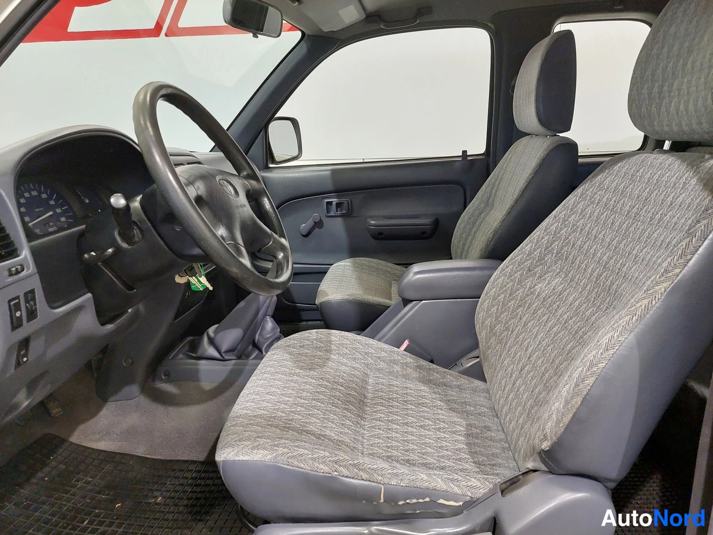 Keltainen Toyota Hilux 2004, ohjaamo, kuva 23