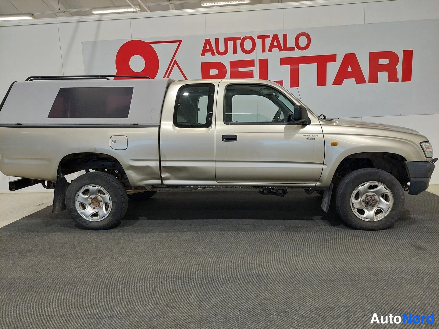 Keltainen Toyota Hilux 2004, sivulta, kuva 9