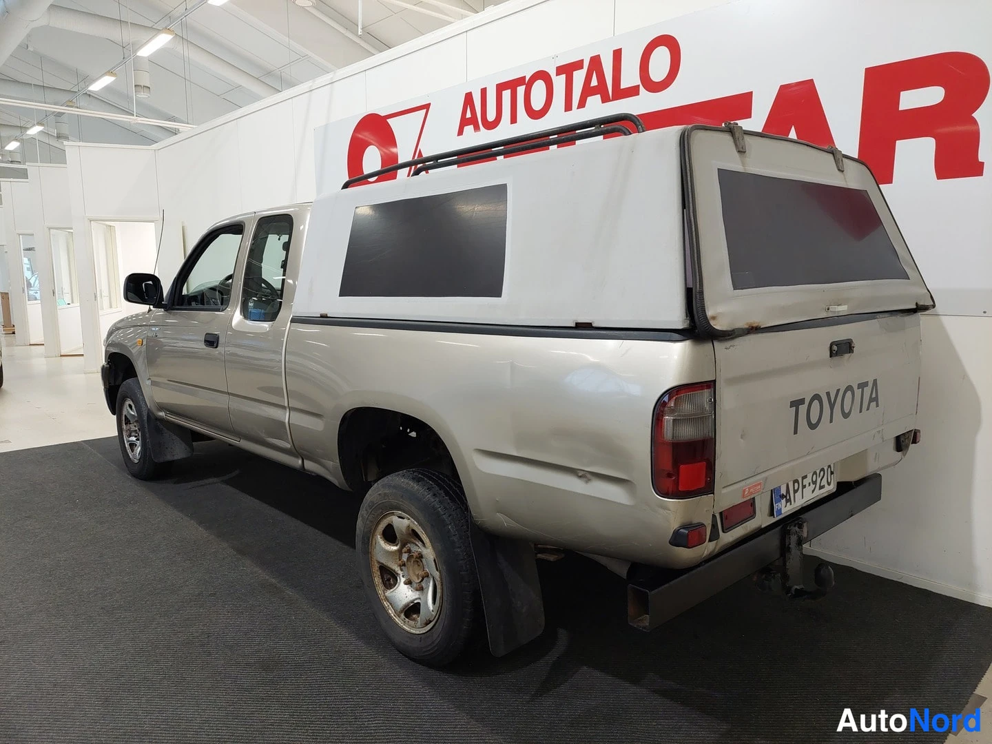 Keltainen Toyota Hilux 2004, takaviisto, kuva 14
