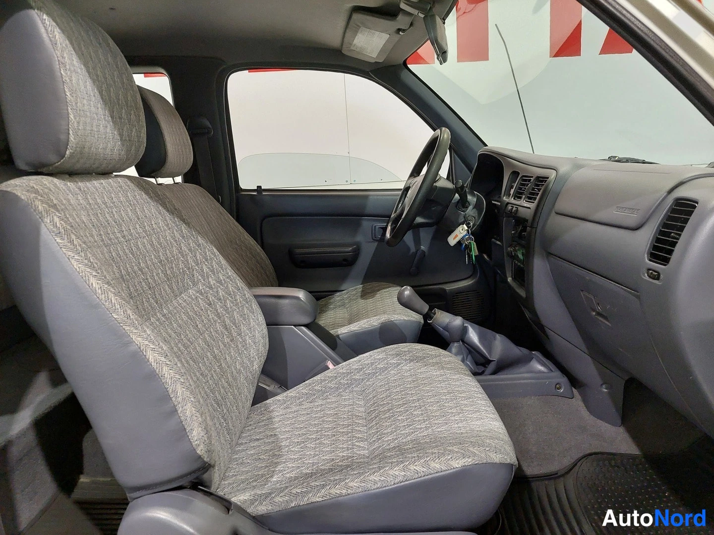 Keltainen Toyota Hilux 2004, etuistuimet, kuva 24