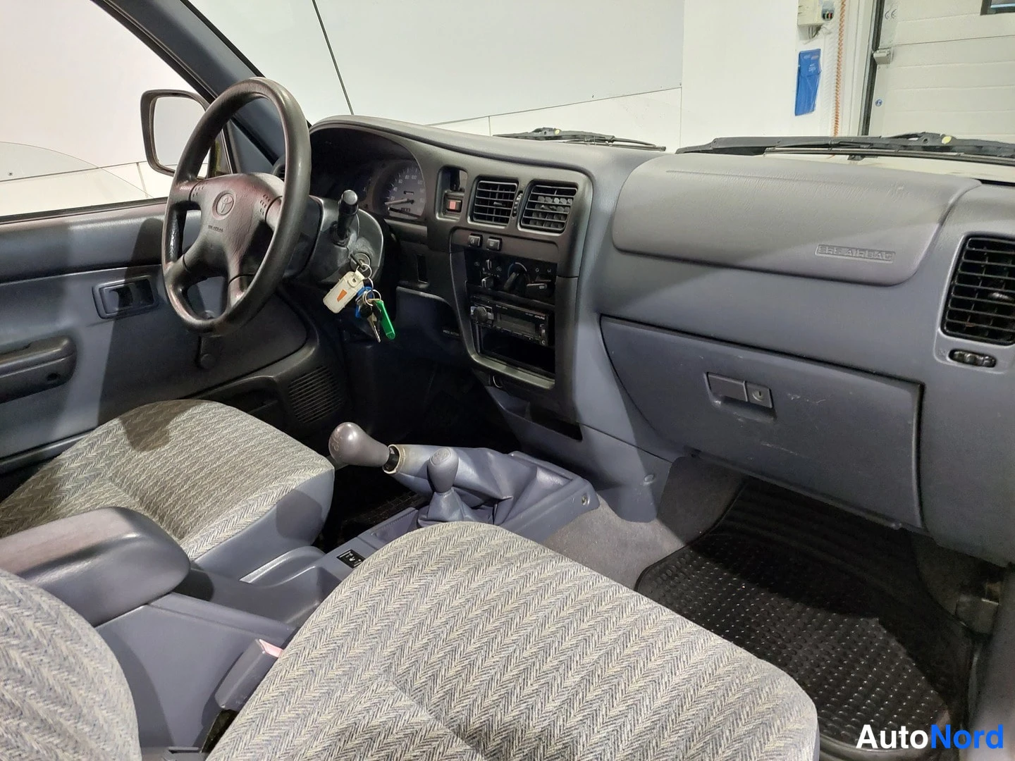Keltainen Toyota Hilux 2004, ohjaamo, kuva 17
