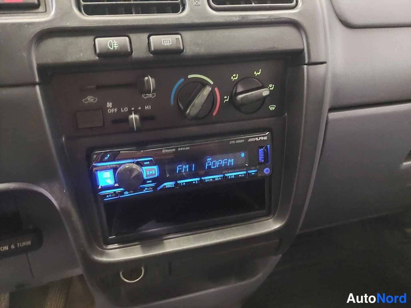 Keltainen Toyota Hilux 2004, ohjaamo, kuva 18