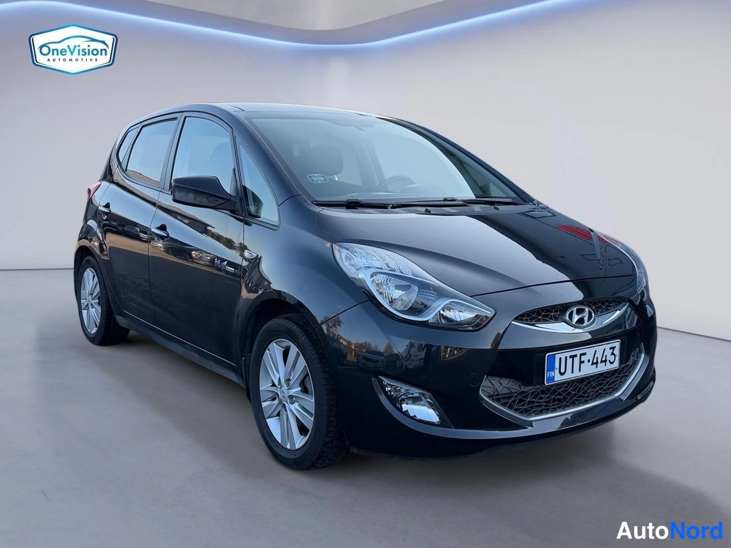 Musta Hyundai ix20 2012, etuviisto, keula oikealle, kuva 3