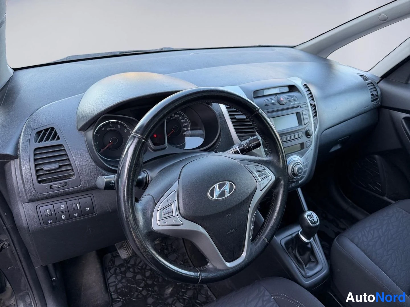 Musta Hyundai ix20 2012, ohjaamo, kuva 9