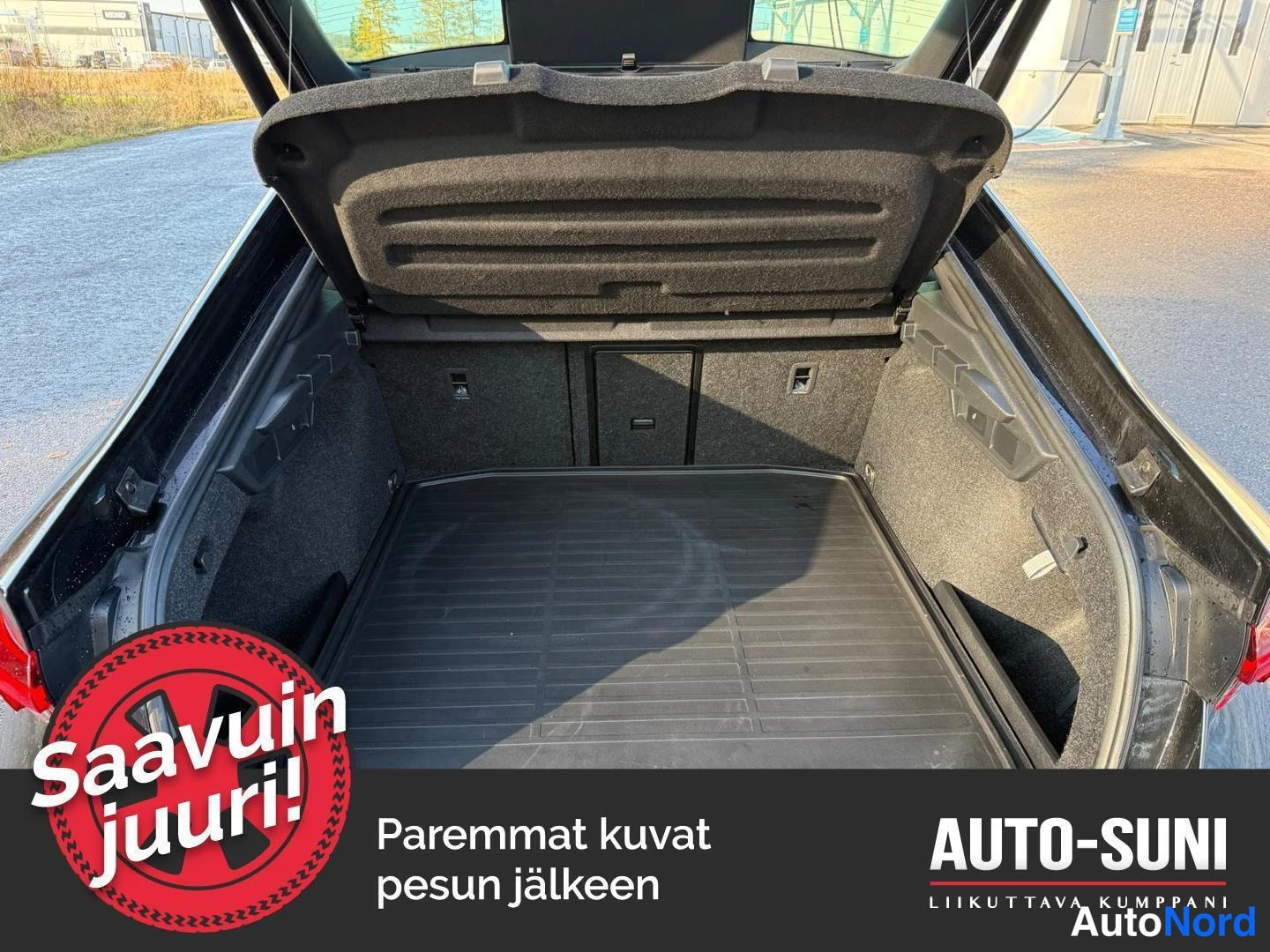 Musta Skoda Octavia 2024, tavaratila, kuva 10