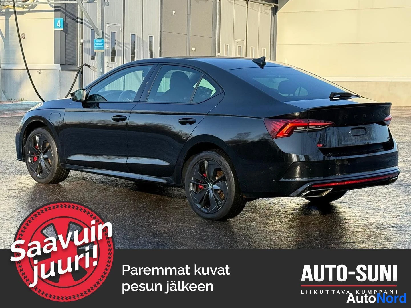 Musta Skoda Octavia 2024, takaviisto, kuva 5