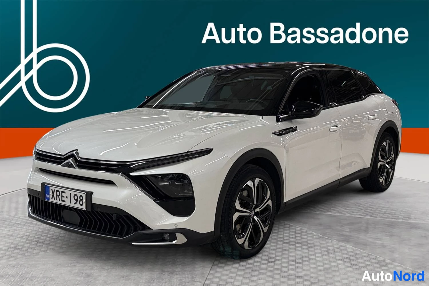 Valkoinen Citroen C5 x 2022, etuviisto, keula vasemmalle, kuva 1