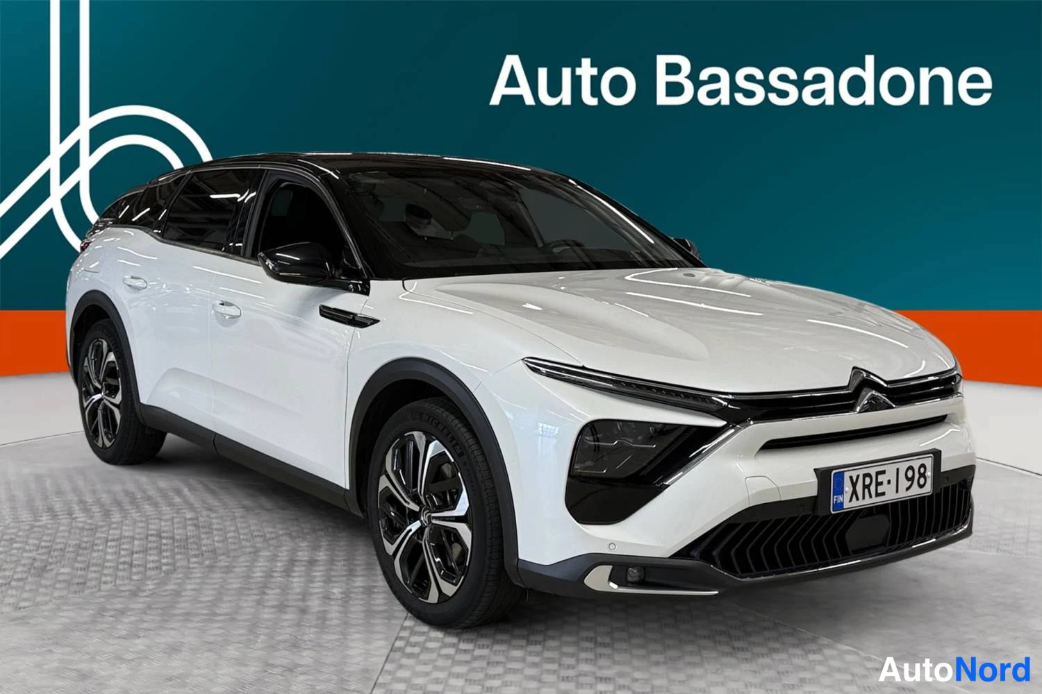 Valkoinen Citroen C5 x 2022, etuviisto, keula oikealle, kuva 2