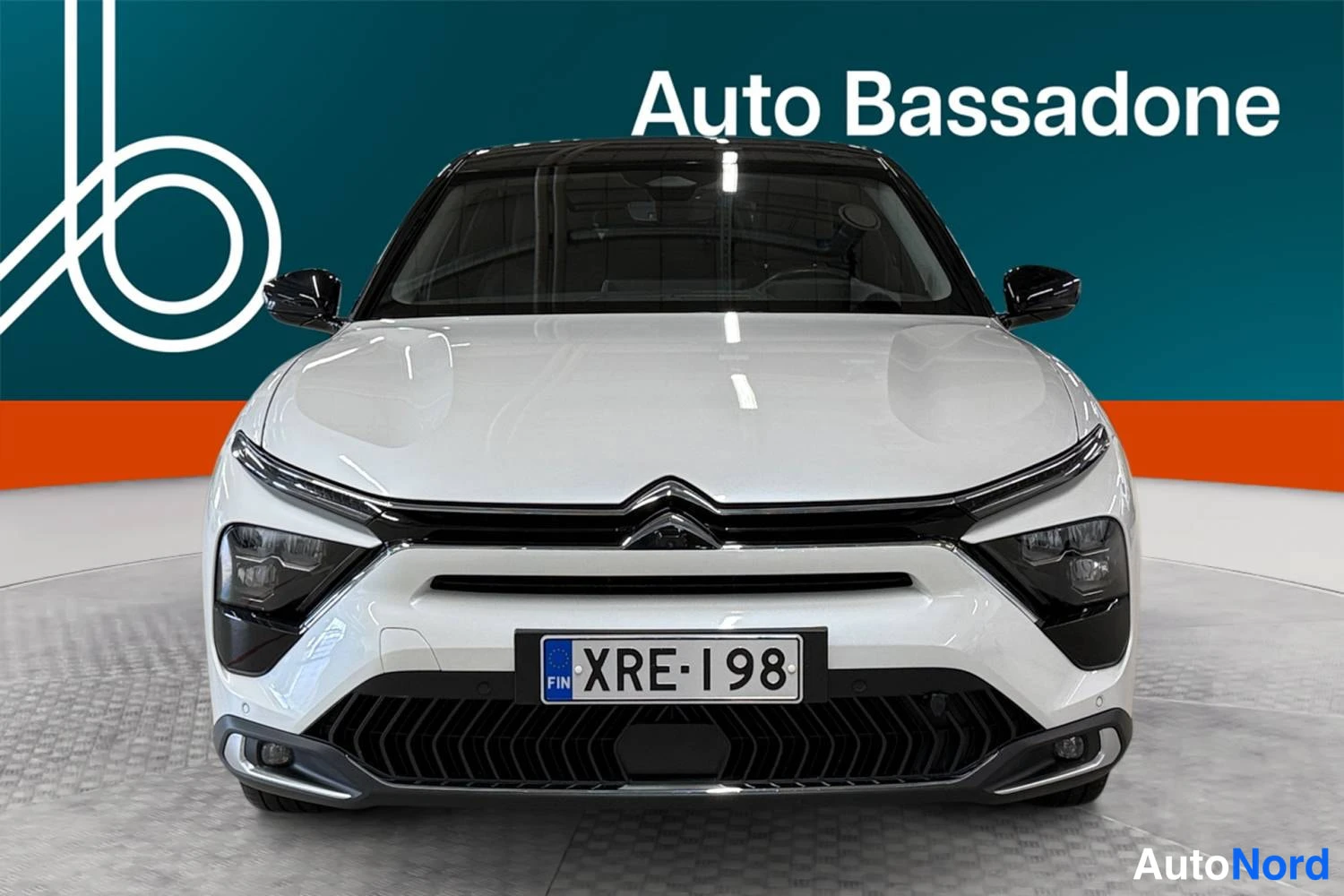 Valkoinen Citroen C5 x 2022, edestä, kuva 3